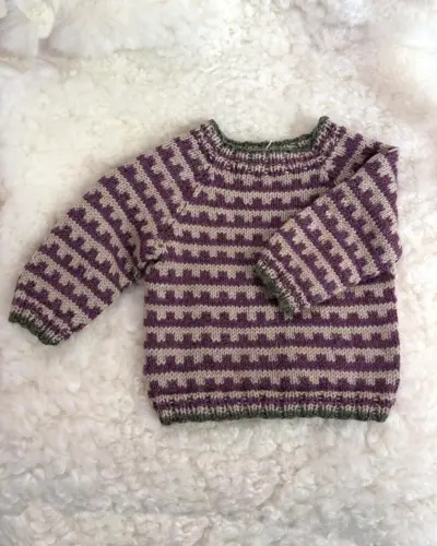 Mønstertrøje II strikket i Onion No.4 – lilla/beige