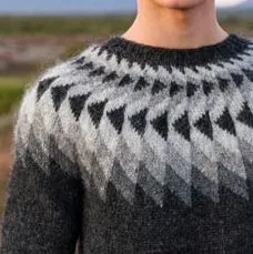 31-13 Jón Strikkeopskrift sweater i Léttlopi trykt