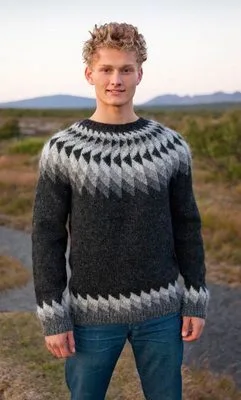 31-13 Jón Strikkeopskrift sweater i Léttlopi trykt