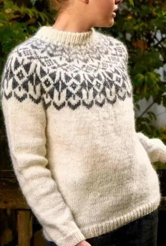 37-9 Heljargjá Strikkeopskrift sweater i Léttlopi trykt