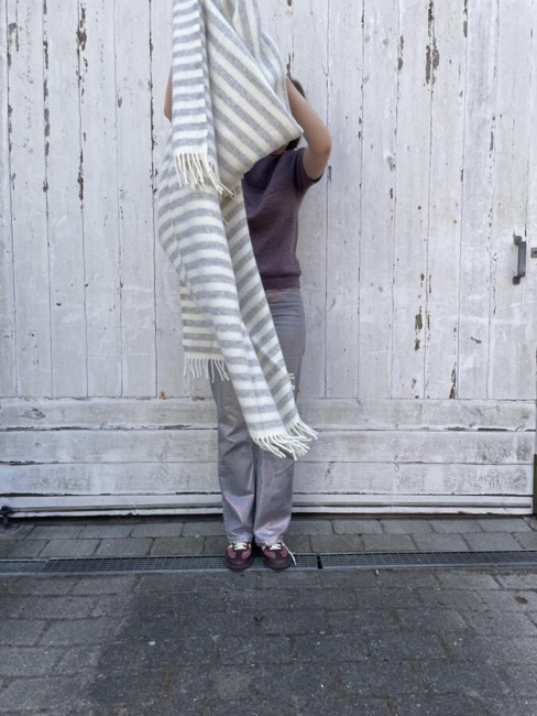 Stribet uldplaid i grå og råhvid – 100% ny norsk uld