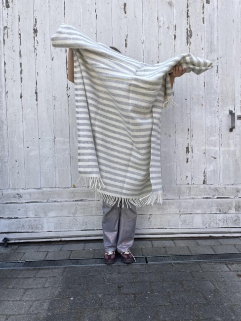 Stribet uldplaid i grå og råhvid – 100% ny norsk uld