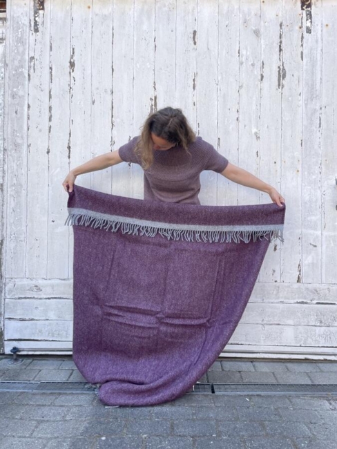 Uldplaid i varm lilla med grå kant