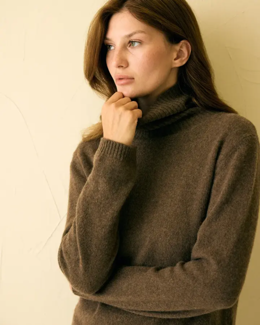 Apollon Turtle i cashmere og merino – lun luksus med høj hals - cacao