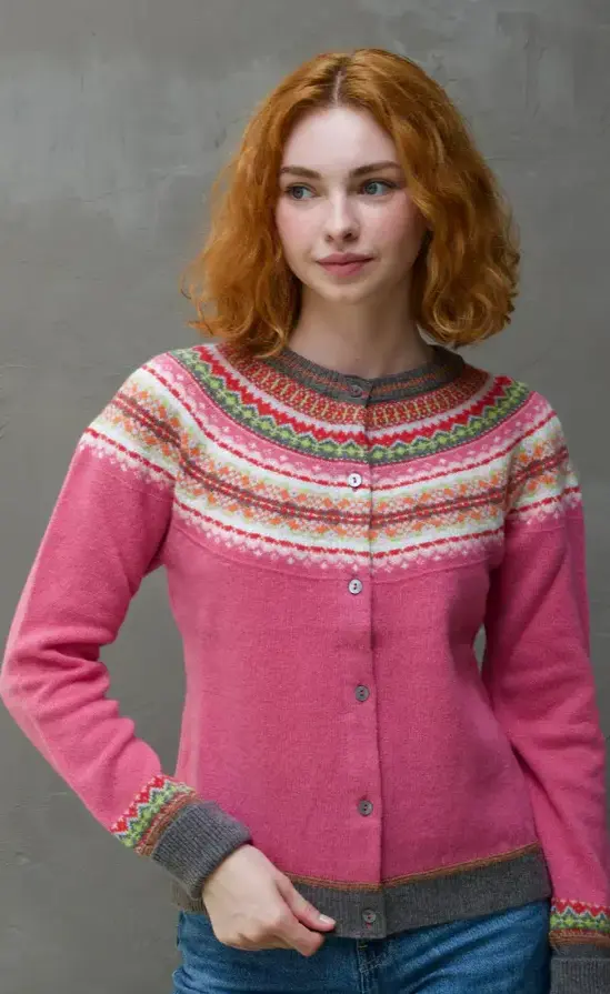 Alpine Cardigan Éribe – Pink Lilly  | Fair Isle cardigan i 100% merinould