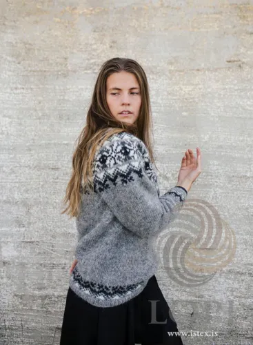 42-13 Fræ Strikkeopskrift sweater i Léttlopi PDF