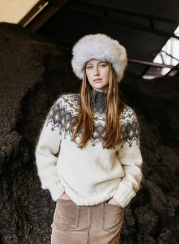 44-21 Eyjar Strikkeopskrift sweater i Plötulopi (pladegarn) PDF