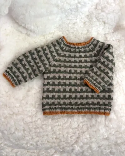 Mønstertrøje II strikket i Onion No.4 – oliven/beige