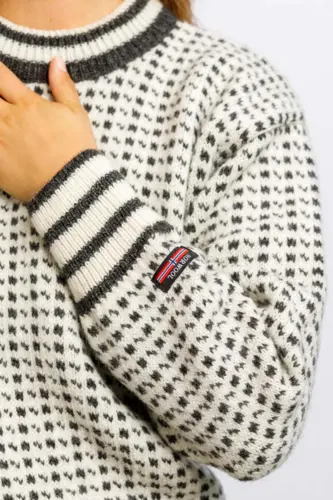 Færøsk uldsweater med rund hals i 100% ren uld / Råhvid