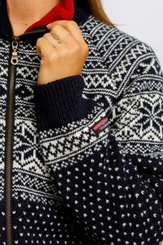 Norsk  strik Cardigan i uld  - Mørkeblå med rød fliskrave - slim fit