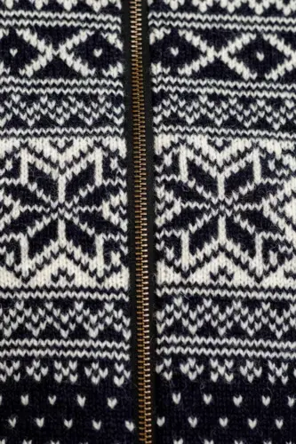 Norsk  strik Cardigan i uld  - Mørkeblå med rød fliskrave - slim fit