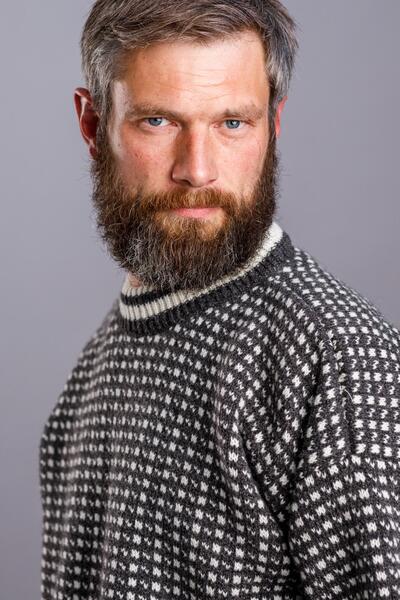 Færøsk uldsweater med rund hals i 100% ren uld / koksgrå / Norwool