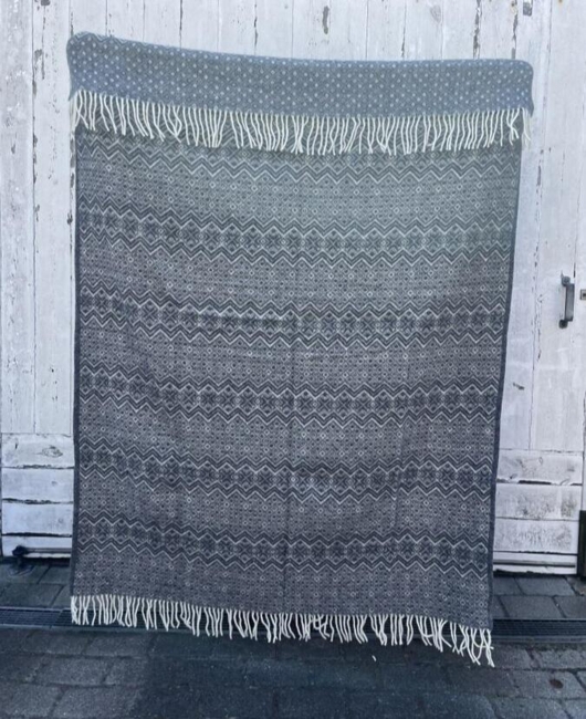 Mønstret uldplaid i grå – 100% ny norsk uld