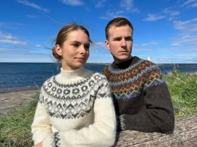 Gratis opskrift – Gjöf sweater i Léttlopi