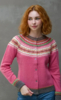 Alpine Cardigan Éribe – Pink Lilly  | Fair Isle cardigan i 100% merinould