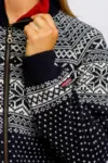 Norsk  strik Cardigan i uld  - Mørkeblå med rød fliskrave - slim fit