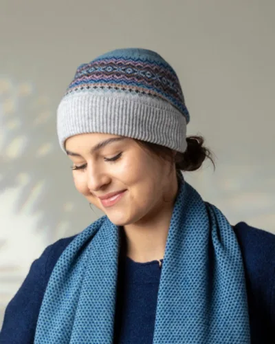 Éribe Alpine Turnup Beanie Dew | Fair Isle hue i 100 % merinould