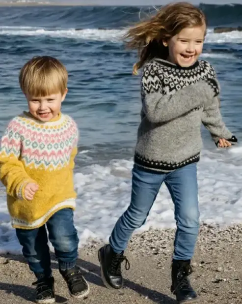 Riddari – strikkeopskrift til børn  islandsk sweater i Fjallalopi / GRATIS