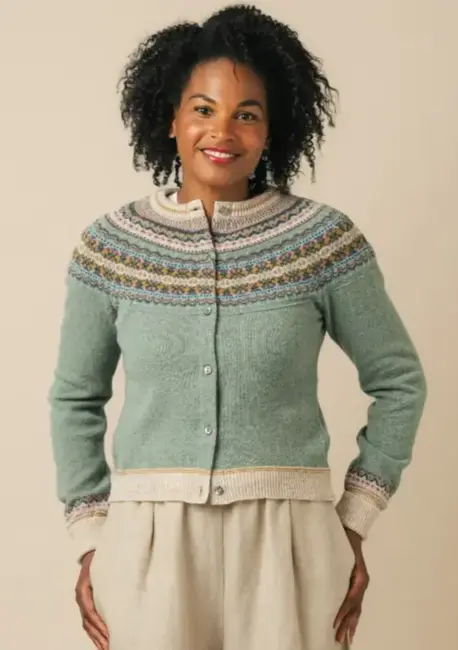 Alpine Cardigan Éribe – Sage | Fair Isle cardigan i 100% merinould