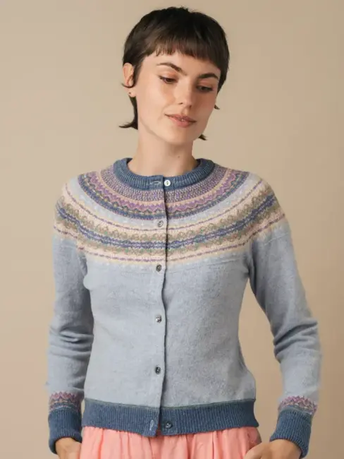 Alpine Cardigan Éribe – Dove | Fair Isle cardigan i 100% merinould