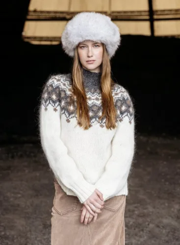 44-21 Eyjar Strikkeopskrift sweater i Plötulopi (pladegarn) PDF
