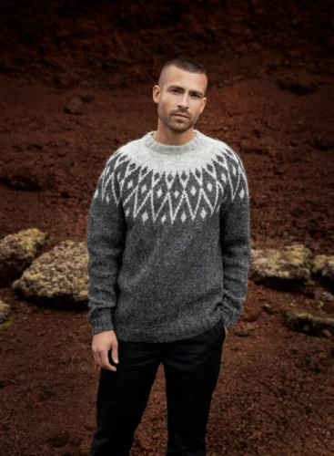 45-17 Beinir Strikkeopskrift sweater i Fjallalopi (engelsk) PDF