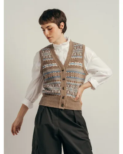 Kinross Waistcoat Éribe – Latte | Fair Isle vest i 100% superfine lammeuld